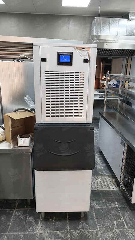 300公斤雪花制冰机交付河南省郑州市新郑市《山重浪火锅》