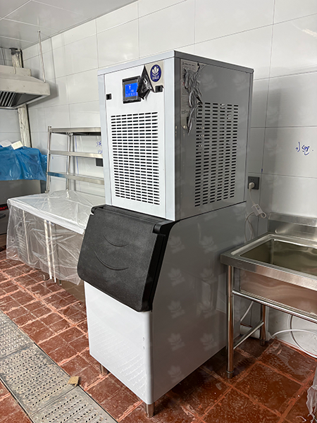 300公斤雪花机交付河南省郑州市《山重浪重庆耙火锅》