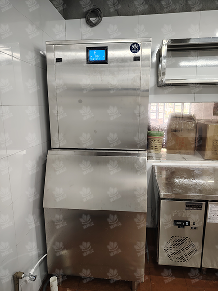 600公斤雪花制冰机水冷款交付广东佛山市《之前居民楼火锅》