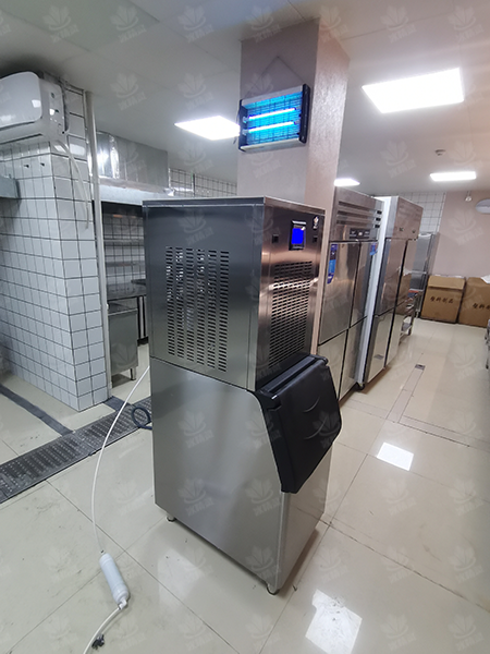 300公斤雪花制冰机交付山东青岛市《大龙燚火锅店》